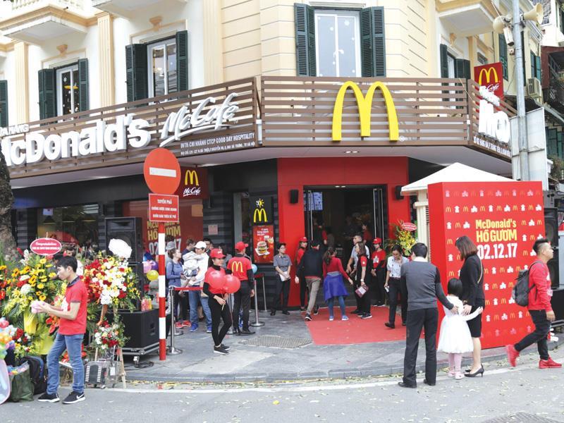 Nhà hàng McDonald’s đầu tiên tại Hà Nội trong ngày khai trương 2/12/2017.