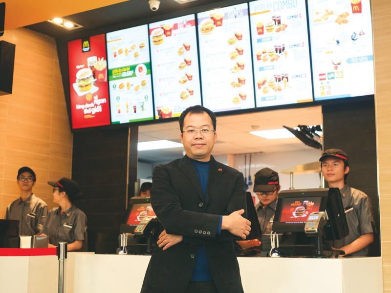 Ông Nguyễn Huy Thịnh, Giám đốc điều hành McDonald’s Việt Nam tại nhà hàng McDonald’s đầu tiên ở Hà Nội.