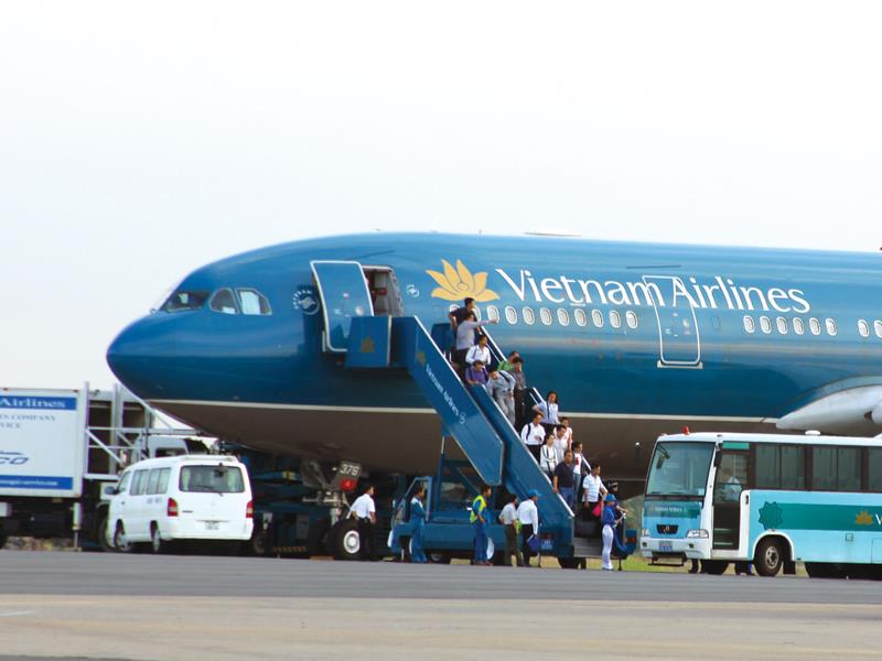 Kết quả kinh doanh của Vietnam Airlines ngày càng khả quan. Trong ảnh: Vận chuyển hành khách tuyến Hà Nội - Vinh.