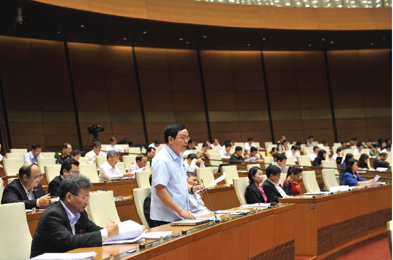 Ông Hoàng Đức Thắng, Trưởng đoàn Đại biểu Quốc hội tỉnh Quảng Trị phát biểu tại Quốc hội.