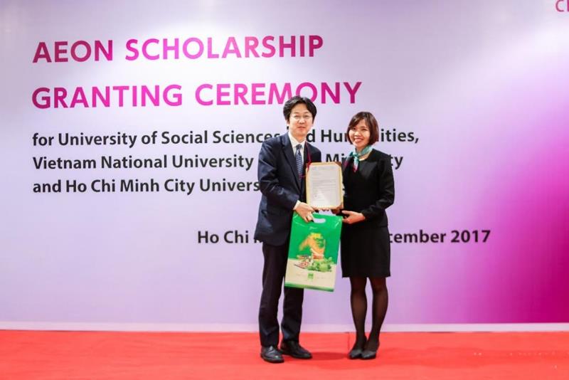 Phó Trưởng phòng Hợp tác quốc tế trường Đại học Sư phạm TPHCM – Bà BÙI MINH TÂM trao quà lưu niệm cho đại diện Qũy AEON 1% - ông Honda Yohsei.