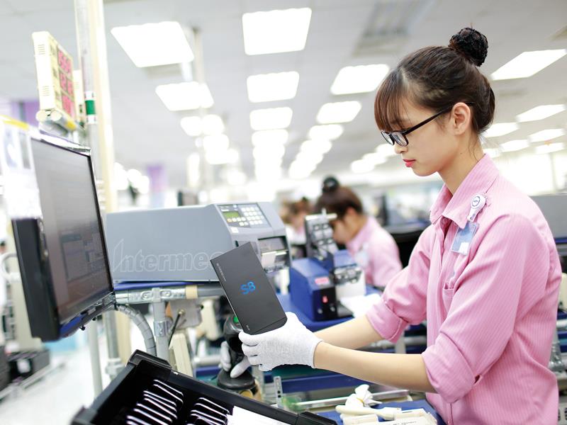 Hàng triệu triệu người Việt Nam đã có được cuộc sống đủ đầy hơn kể từ khi mở cửa thu hút đầu tư nước ngoài. Trong ảnh: Nhà máy của Samsung tại Thái Nguyên.