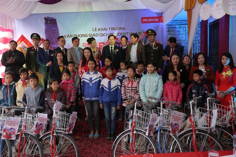 Trao tặng 16 xe đạp cho các em học sinh nghèo hiếu học tại huyện Yên Thành