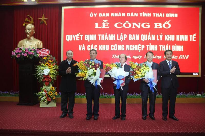 Bí thư Tỉnh ủy Thái Bình Phạm Văn Sinh, Chủ tịch UBND tỉnh Thái Bình Nguyễn Hồng Diên trao các Quyết định thành lập, Quyết định bổ nhiệm và tặng hoa cho lãnh đạo ban quản lý khu kinh tế và các khu công nghiệp.
