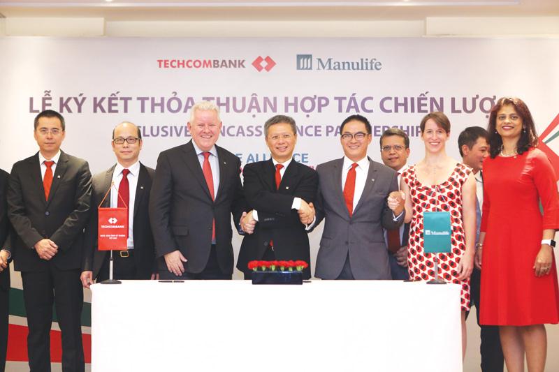 Ông Nguyễn Lê Quốc Anh, Tổng giám đốc Techcombank (đứng giữa) tại Lễ ký kết giữa Techcombank và Manulife Việt Nam.