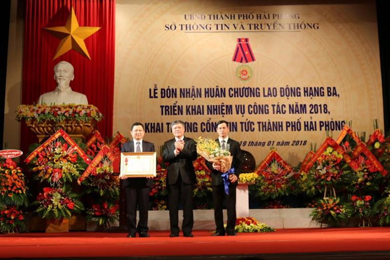 Ông Nguyễn Xuân Bình, Phó Chủ tịch UBNDTP thừa ủy quyền của NN trao huân chương lao động hạng ba cho Sở TT&TT Hải Phòng.