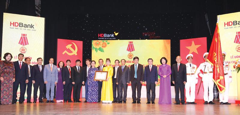 Lãnh đạo HDBank nhận Huân chương Lao động hạng Nhì và Cờ thi đua của Chính phủ.