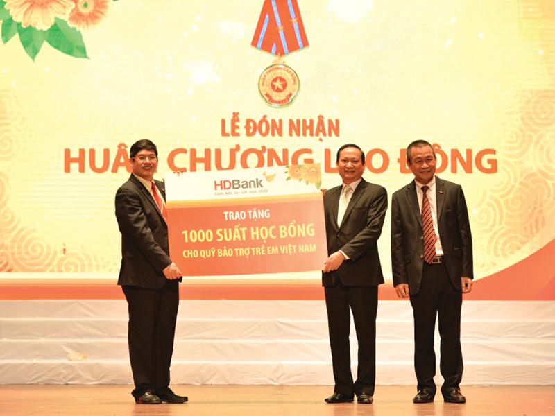 Ông Lưu Đức Khánh, Thành viên HĐQT và  ông Nguyễn Hữu Đặng, Tổng giám đốc HDBank trao tặng 1.000 suất học bổng cho đại diện lãnh đạo Quỹ Bảo trợ trẻ em Việt Nam.