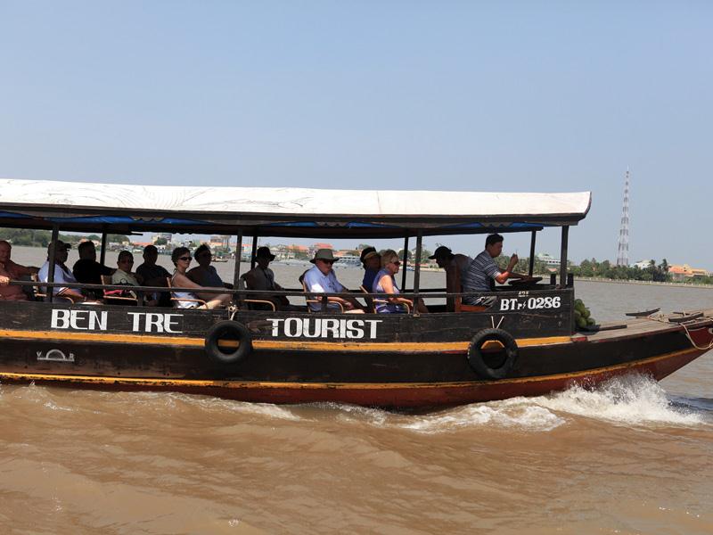 tái cơ cấu ngành du lịch là lộ trình dài, nên cần đưa ra mục tiêu ngắn, trung và dài hạn.Trong  ảnh: Du khách tham gia  tour du lịch sông nước Bên Tre.