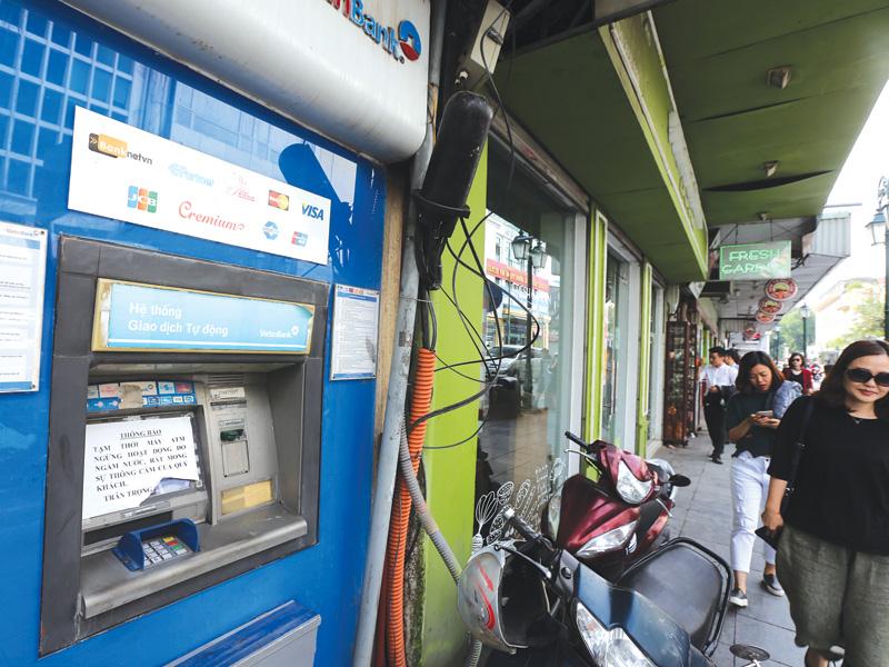 Máy ATM dễ bị quá tải dịp cuối năm, do nhu cầu rút tiền tăng đột biến. Ảnh: Đức Thanh