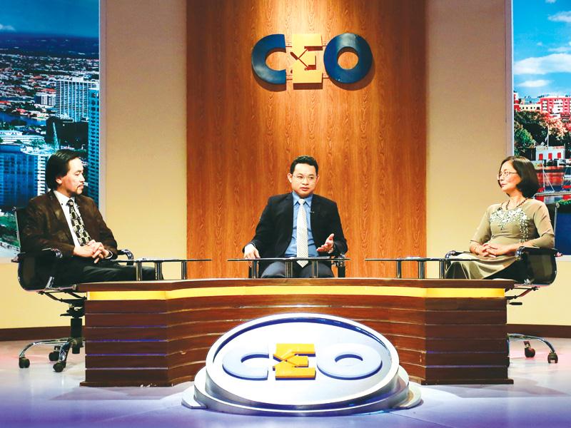 CEO Phan Hữu Lộc trao đổi với hai vị chuyên gia trong chương trình CEO - Chìa khóa thành công.