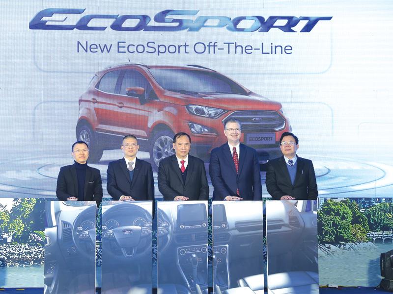 Ông Nguyễn Mạnh Hiển, Bí thư Tỉnh ủy Hải Dương (giữa) và Đại sứ Hoa Kỳ tại Việt Nam Daniel J. Kritenbrink (thứ 2 từ phải sang) tại Lễ ra mắt Ford EcoSport mới, dòng xe được kỳ vọng tạo đột phá trong phân khúc SUV đô thị.