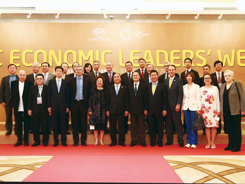 Thủ tướng Chính phủ Nguyễn Xuân Phúc chụp ảnh lưu niệm với bà Nguyễn Thị Nga và lãnh đạo các tập đoàn kinh tế tại Tuần lễ Cấp cao APEC 2017 được tổ chức tại Đà Nẵng.