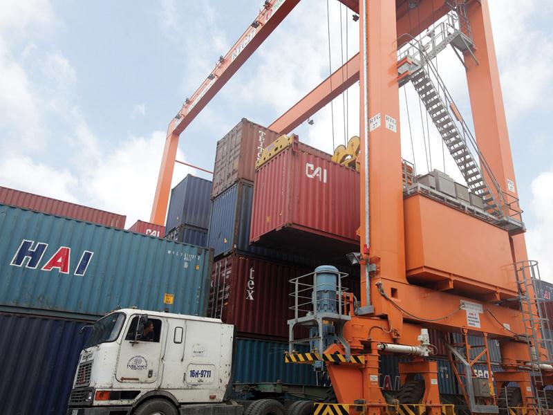 CPTPP sẽ thúc đẩy xuất nhập khẩu của Việt Nam. Trong ảnh: Bốc dỡ hàng tại cảng Hải Phòng. Ảnh: Đức Thanh