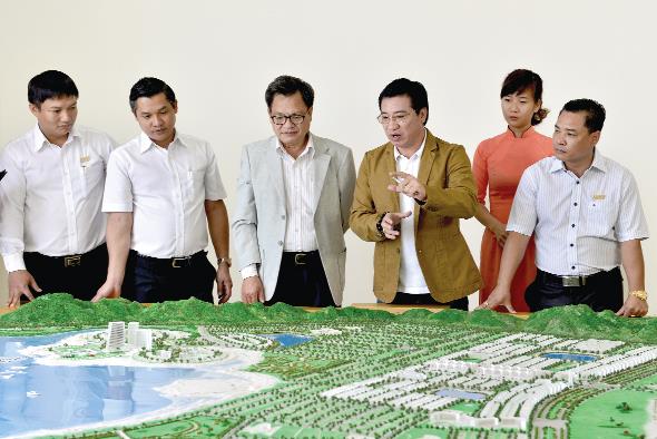 Ông Nguyễn Đình Trung (thứ 3 từ phải sang) đang giới thiệu cho khách hàng Dự án tại Nha Trang.