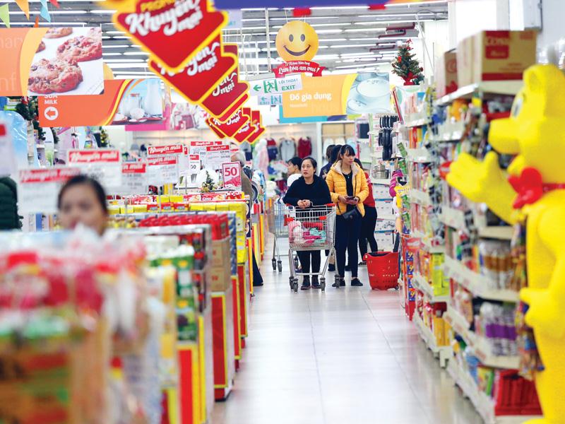 Tại nhiều siêu thị, trung tâm thương mại lớn, sức tiêu thụ hàng hóa đang cao gấp 3 - 4 ngày thường.