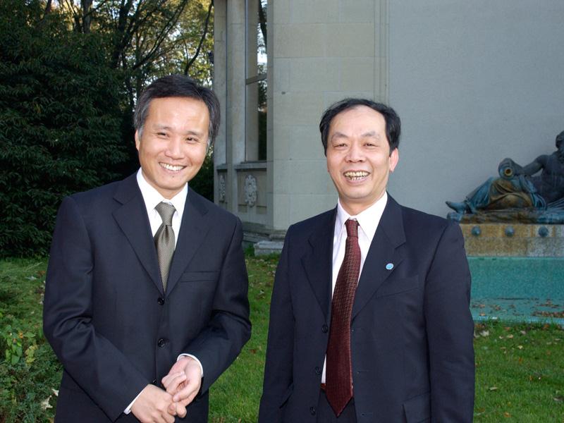 Phó trưởng đoàn đàm phán gia nhập WTO của Việt Nam, ông Trần Quốc Khánh và tác giả chia sẻ sau Lễ ký kết Việt Nam gia nhập WTO, ngày 7/11/2006 tại Geneve.