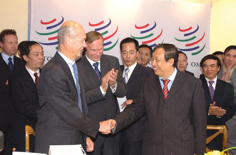 Tổng giám đốc WTO, ông Pascal Lamy chúc mừng Việt Nam sau lễ ký kết Việt Nam gia nhập WTO, ngày 7/11/2006 tại Geneve.