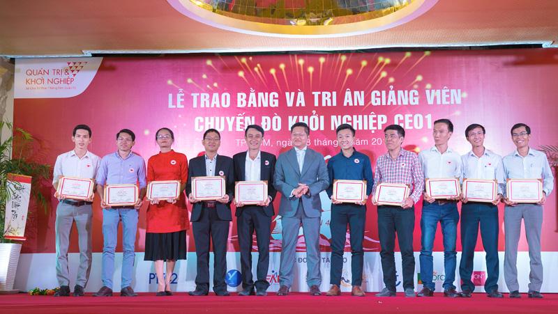 Luật sư Nguyễn Văn Lộc trao bằng cho các Học viên Lớp CEO do Câu lạc bộ Quản trị và khởi nghiệp tổ chức.
