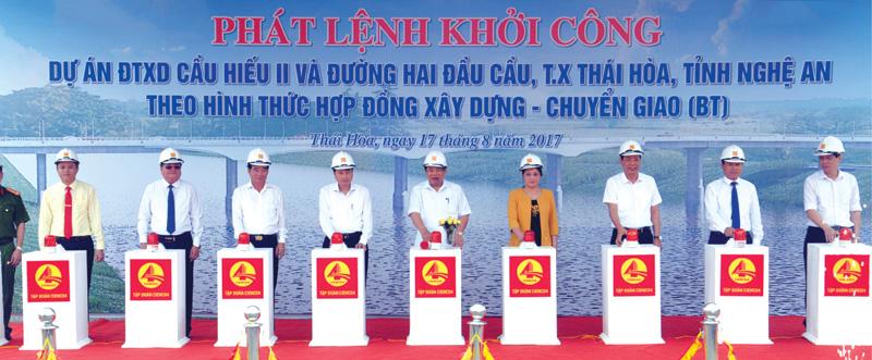 Năm 2017, UBND tỉnh Nghệ An đã cấp giấy chứng nhận đầu tư cho 176 Dự án với tổng vốn đăng ký 14.561 tỷ đồng. Trong ảnh: Lễ khởi công Dự án Đầu tư xây dựng Cầu Hiếu II .