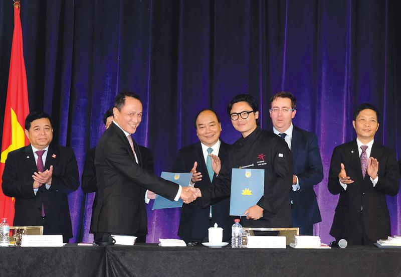 Lễ trao hợp đồng Đại sứ Ẩm thực Toàn cầu giữa Vietnam Airlines và bếp trưởng Luke Nguyễn.