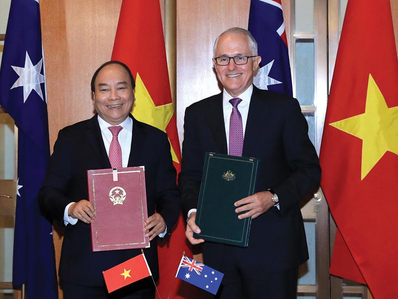 Thủ tướng Chính phủ Nguyễn Xuân Phúc và Thủ tướng Malcolm Turnbull ký Tuyên bố chung về thiết lập quan hệ  Đối tác chiến lược giữa Chính phủ Việt Nam và Australia. Ảnh: Quang Hiếu