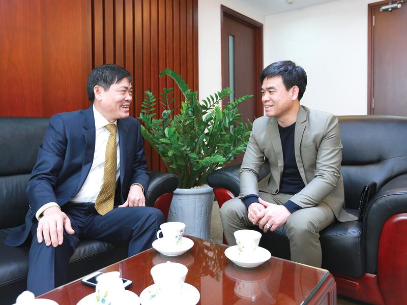 Ông Nguyễn Minh Sáu, Chủ tịch HĐTV Vietcombank Leasing (bên trái) làm việc với khách hàng.