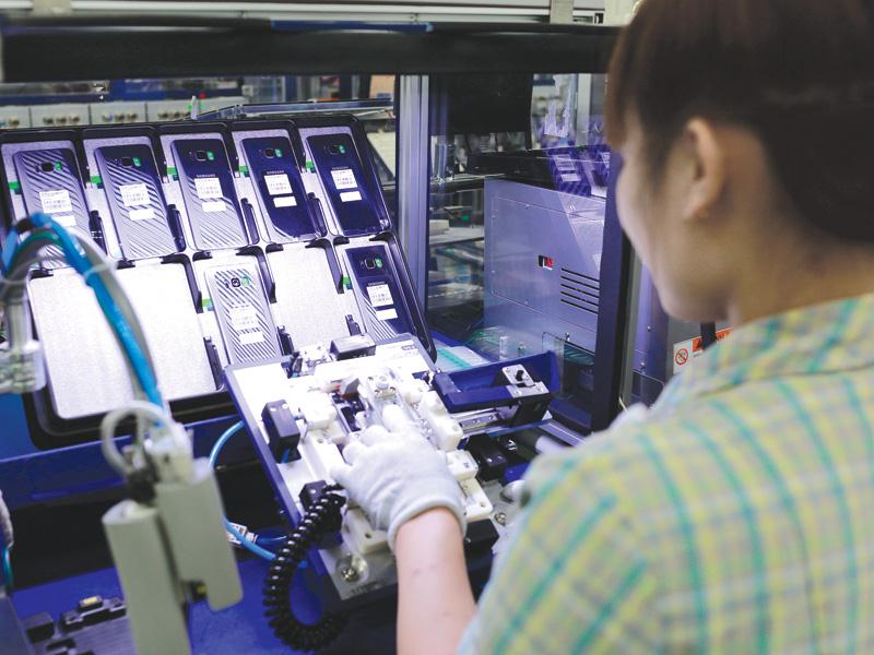 Sản xuất điện thoại tại nhà máy của Samsung tại Bắc Ninh. Ảnh: Đ.T