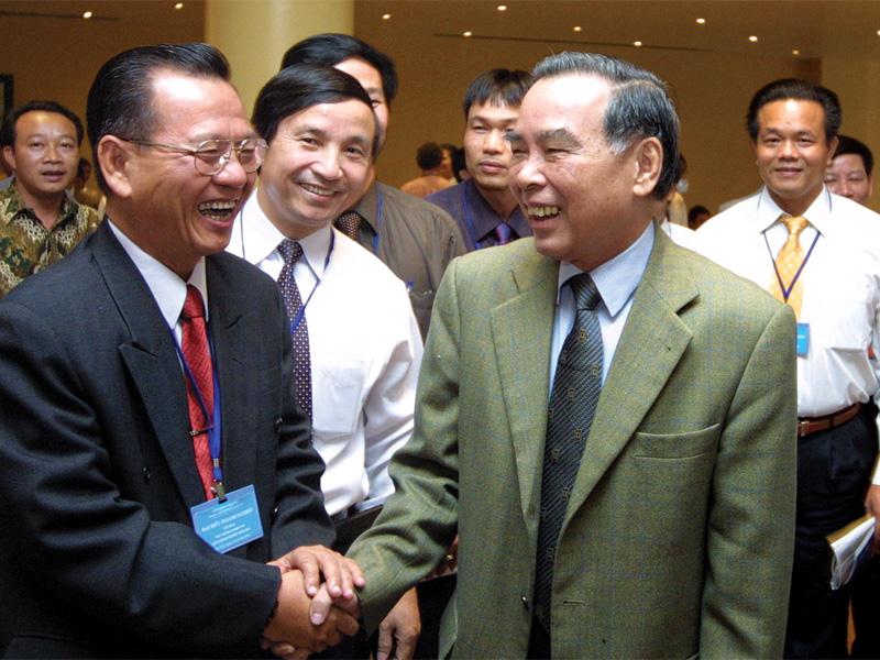 Thủ tướng Phan Văn Khải và các doanh  nhân tại Hội nghị Thủ tướng Chính phủ gặp doanh nghiệp và Công bố Ngày doanh nhân Việt Nam 13/10/2004.