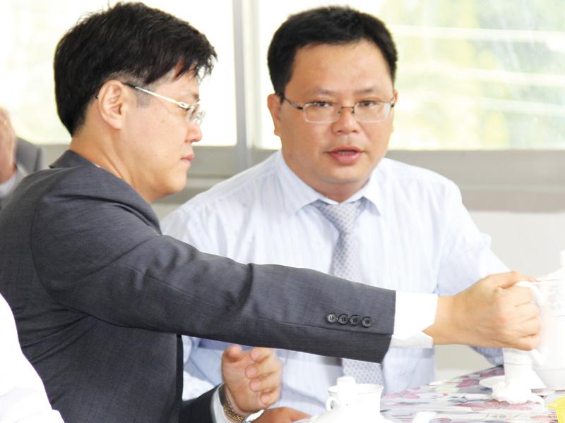 Ônng Trương Đặng Vĩnh Phúc (bên phải) trao đổi với nhà đầu tư