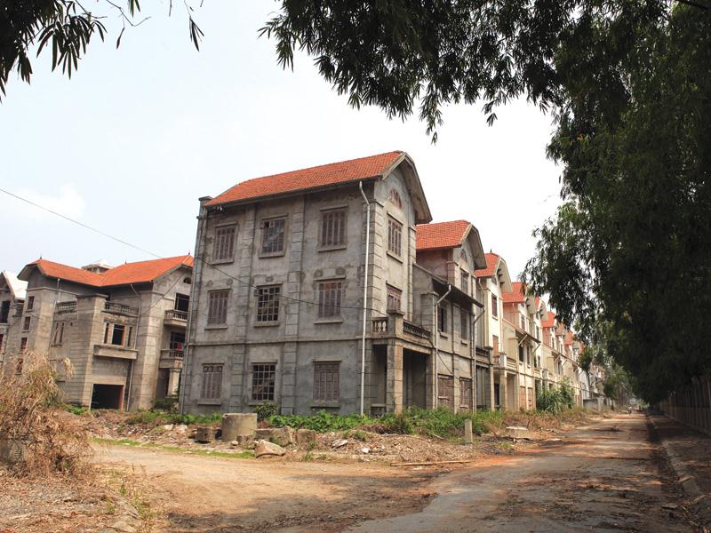 Dù đất nền tại Hà Nội đang tăng giá, nhưng vẫn nhiều Dự án chưa có người ở. Trong ảnh: Nhà khu An Khánh bỏ hoang.