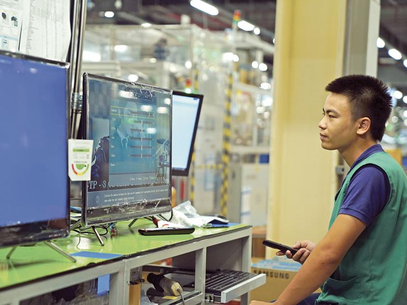 Theo dõi quy trình sản xuất tại Công ty Điện tử Samsung (Bắc Ninh).