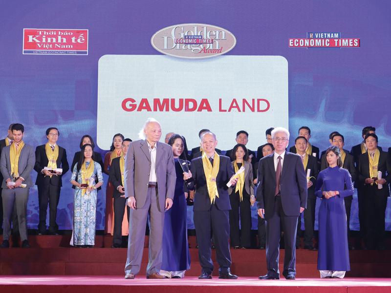 Ông Dennis Ng Teck Yow, Phó tổng giám đốc Gamuda Land Việt Nam nhận Giải thưởng Rồng Vàng 2017 - 2018.