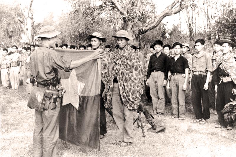 Quân Giải phóng miền Nam nhận cờ và mệnh lệnh chiến đấu trước giờ xuất kích. Ảnh: Tư Liệu