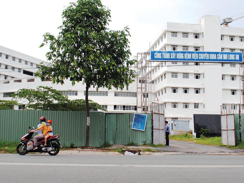 Dự án Bệnh viện Chuyên khoa Sản - Nhi Long An vẫn chưa thể đưa vào vận hành vì chủ đầu tư thực hiện quy trình lạ cho gói thầu cung cấp thang máy. Ảnh: Ngọc Tuấn