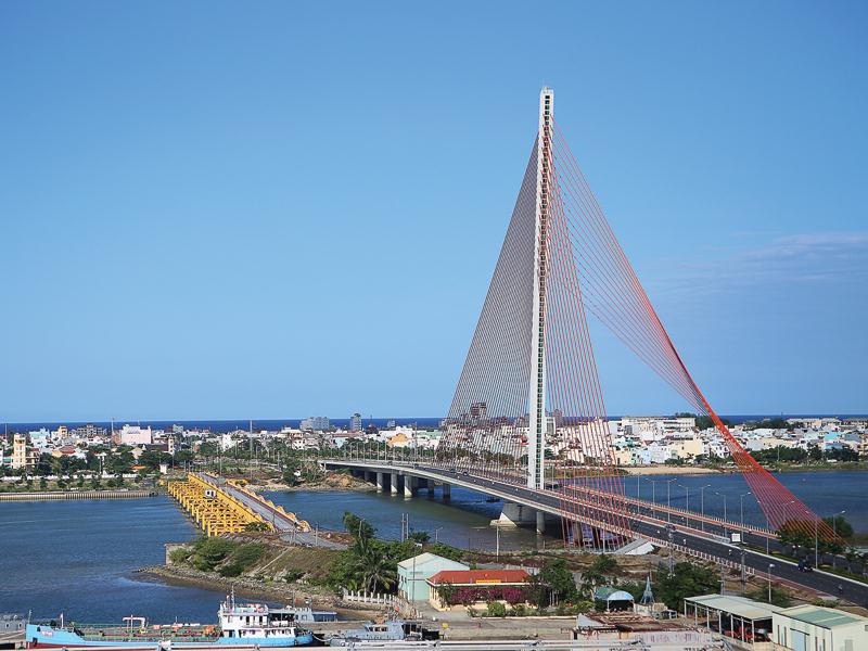 Liên kết là yếu tố rất quan trọng đối với chiến lược quy hoạch và phát triển hạ tầng miền Trung. Trong ảnh: Cầu Trần Thị Lý bắc qua sông Hàn (Đà Nẵng)
