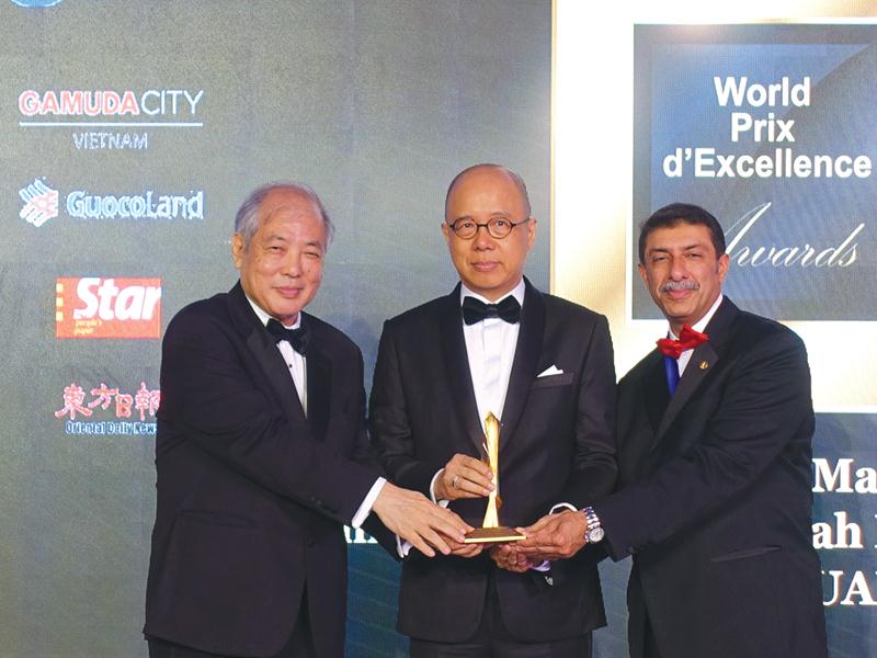 Đại diện Gamuda Land nhận giải thưởng FIABCI World Prix d’Excellence 2018.