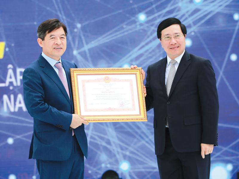 Tổng giám đốc Samsung Việt Nam Shim Won Hwan đón nhận Bằng khen của Chính phủ do Phó thủ tướng Phạm Bình Minh trao