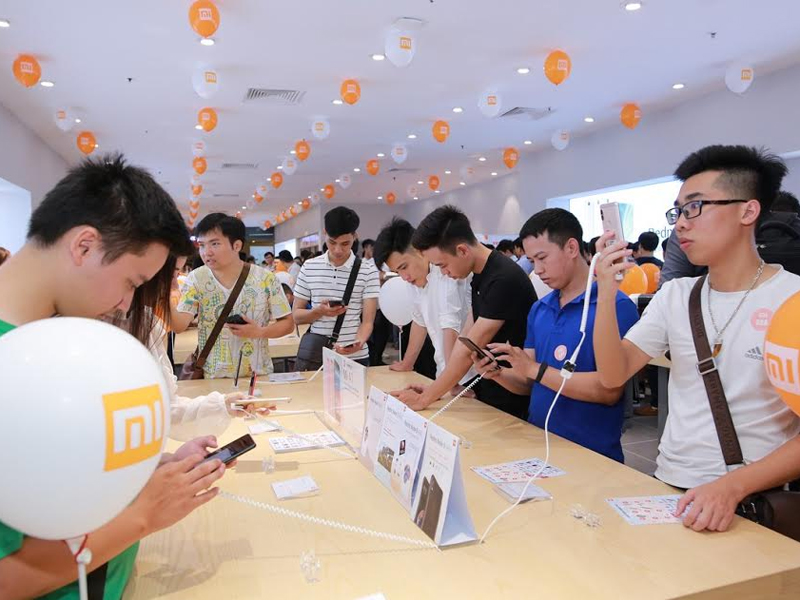 Mi Store Hà Nội trưng bày và bày bán hơn 120 sản phẩm thuộc hệ sinh thái Xiaomi.