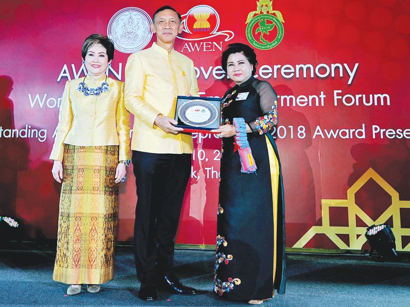 Bà Trương Tú Phương (bên phải) nhận Danh hiệu doanh nhân nữ ASEAN tiêu biểu năm 2018. Ảnh: Thành Chung