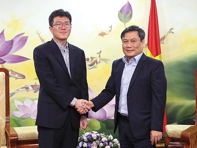 Thứ trưởng Bộ Kế hoạch và Đầu tư Vũ Đại Thắng (bên phải) tiếp ông Sang-Soo Kim, Giám đốc khu vực Đông Nam Á KVIC