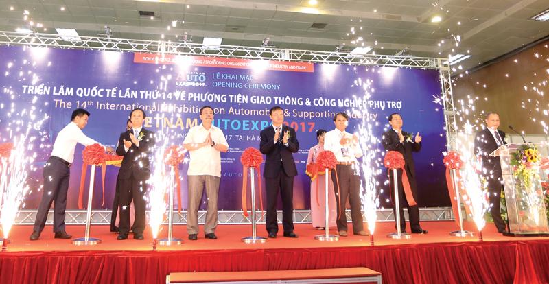 Triển lãm Vietnam AutoExpo 2018 sẽ diễn ra tại Trung tâm Hội nghị quốc gia (Hà Nội) từ ngày 6 - 8/6/2018. Trong ảnh: Khai mạc Vietnam AutoExpo 2017.