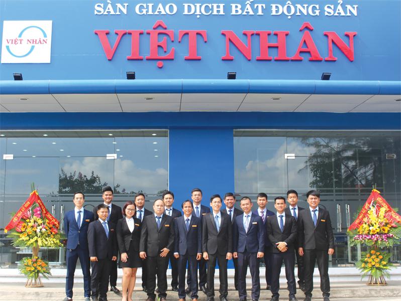 Công ty cổ phần Việt Nhân Bình Dương với đội ngũ cán bộ, nhân viên chuyên nghiệp được chủ đầu tư chọn làm đối tác phân phối độc quyền Dự án Oasis City