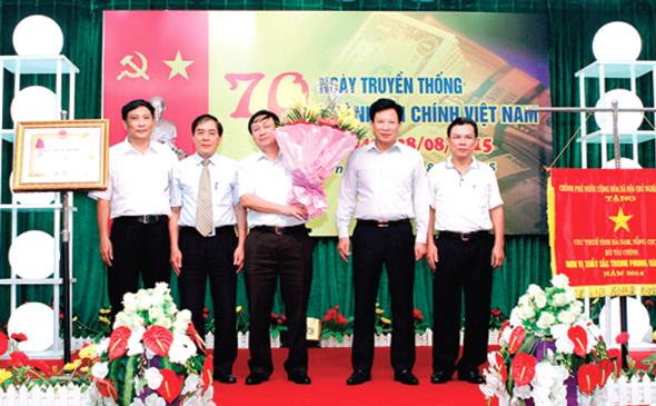 Ngành tài chính Hà Nam vinh dự đón nhận Huân chương Lao động hạng Nhất.