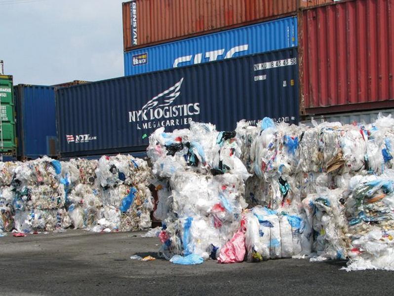 Hàng ngàn container phế liệu đang bị bỏ la liệt tại các cảng biển