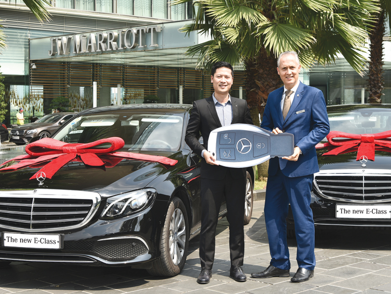 Mercedes-Benz bàn giao xe E 200 thế hệ mới (W213) cho khách sạn JW Marriott Hanoi.