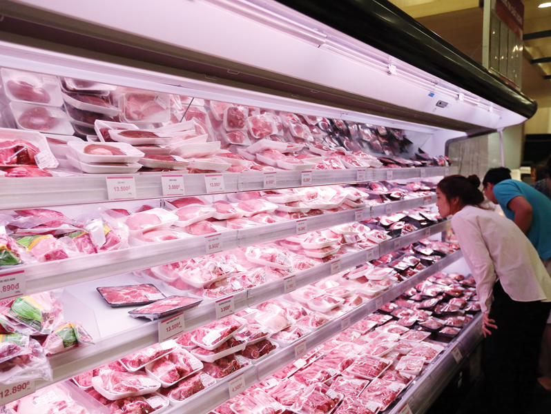  Cap: Thịt lợn tăng giá là nguyên nhân chính dẫn đến chỉ số giá tiêu dùng trong tháng qua tăng cao hơn. Ảnh: Đức Thanh