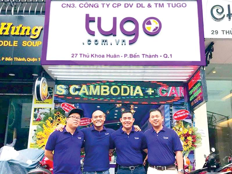 Doan nhân Nguyễn Duy Vĩ (ngoài cùng bên trái) và các đồng sáng lập Tugo