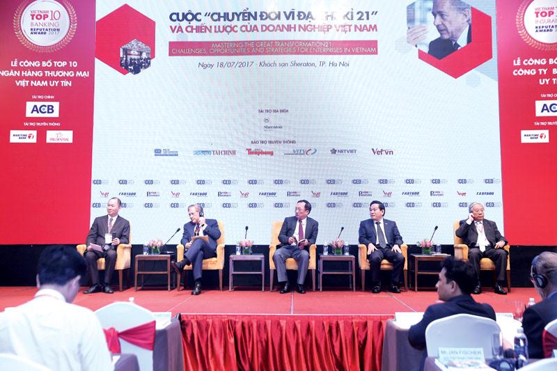 Các chuyên gia trao đổi về chiến lược của doanh nghiệp tại Lễ công bố Top 10 ngân hàng thương mại Việt Nam uy tín năm 2017