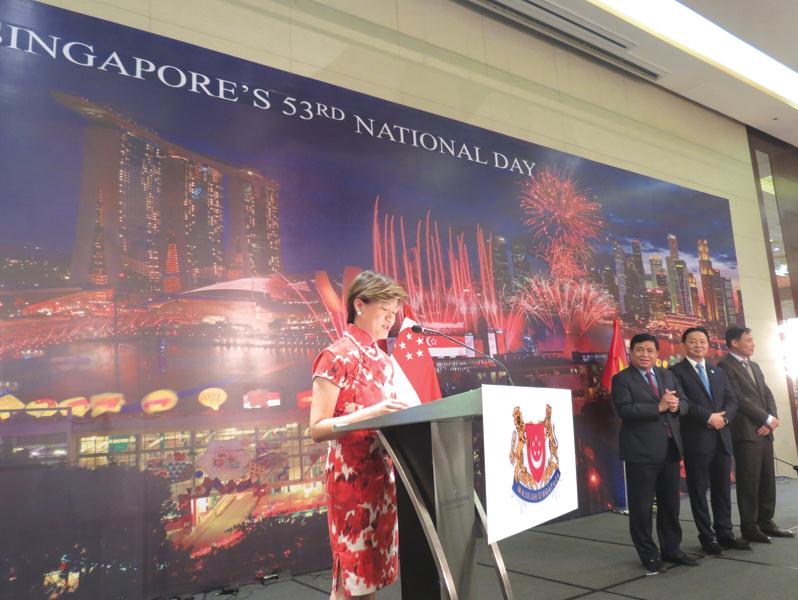 Đại sứ Singapore tại Việt Nam Catherine Wong phát biểu khai mạc Lễ kỷ niệm 53 năm Quốc khánh Cộng hòa Singapore được tổ chức tại Hà Nội tối 3/8. Ảnh: Kỳ Thành